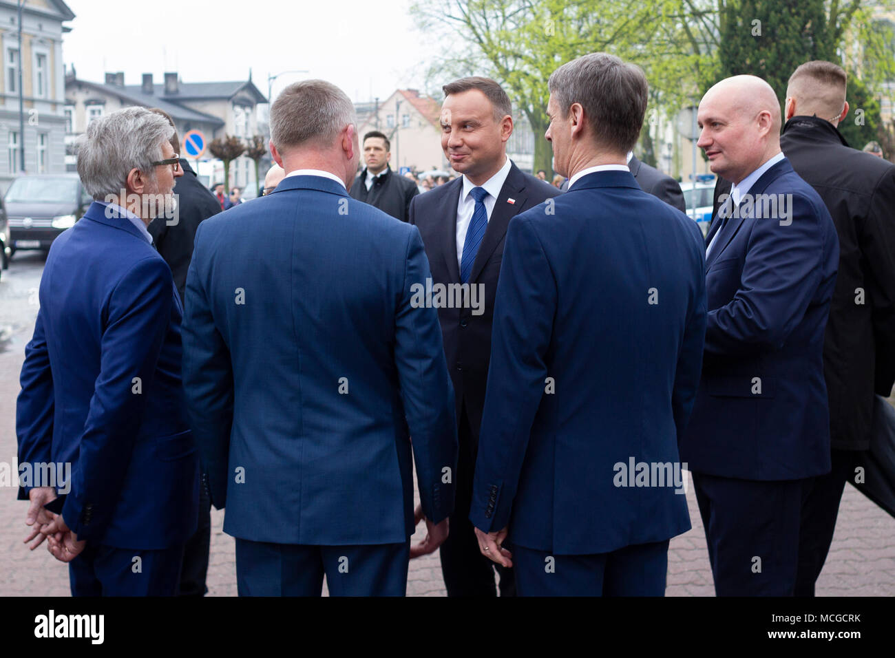 Szamotuly, Polen, 16. April 2018. Der Präsident der Republik Polen Andrzej Duda einen Kranz am Denkmal für die "grosspolnischen Aufständischen auf der 60. Jahrestag der Kampf für nationale Unabhängigkeit". Der Präsident der Republik Polen traf auch mit den Bewohnern von szamotuly. Credit: Slawomir Kowalewski/Alamy leben Nachrichten Stockfoto