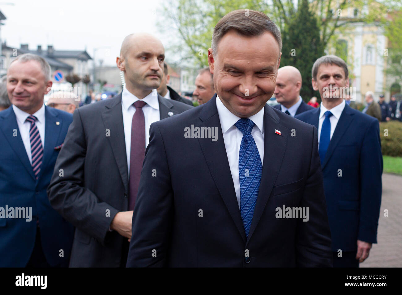 Szamotuly, Polen, 16. April 2018. Der Präsident der Republik Polen Andrzej Duda einen Kranz am Denkmal für die "grosspolnischen Aufständischen auf der 60. Jahrestag der Kampf für nationale Unabhängigkeit". Der Präsident der Republik Polen traf auch mit den Bewohnern von szamotuly. Credit: Slawomir Kowalewski/Alamy leben Nachrichten Stockfoto