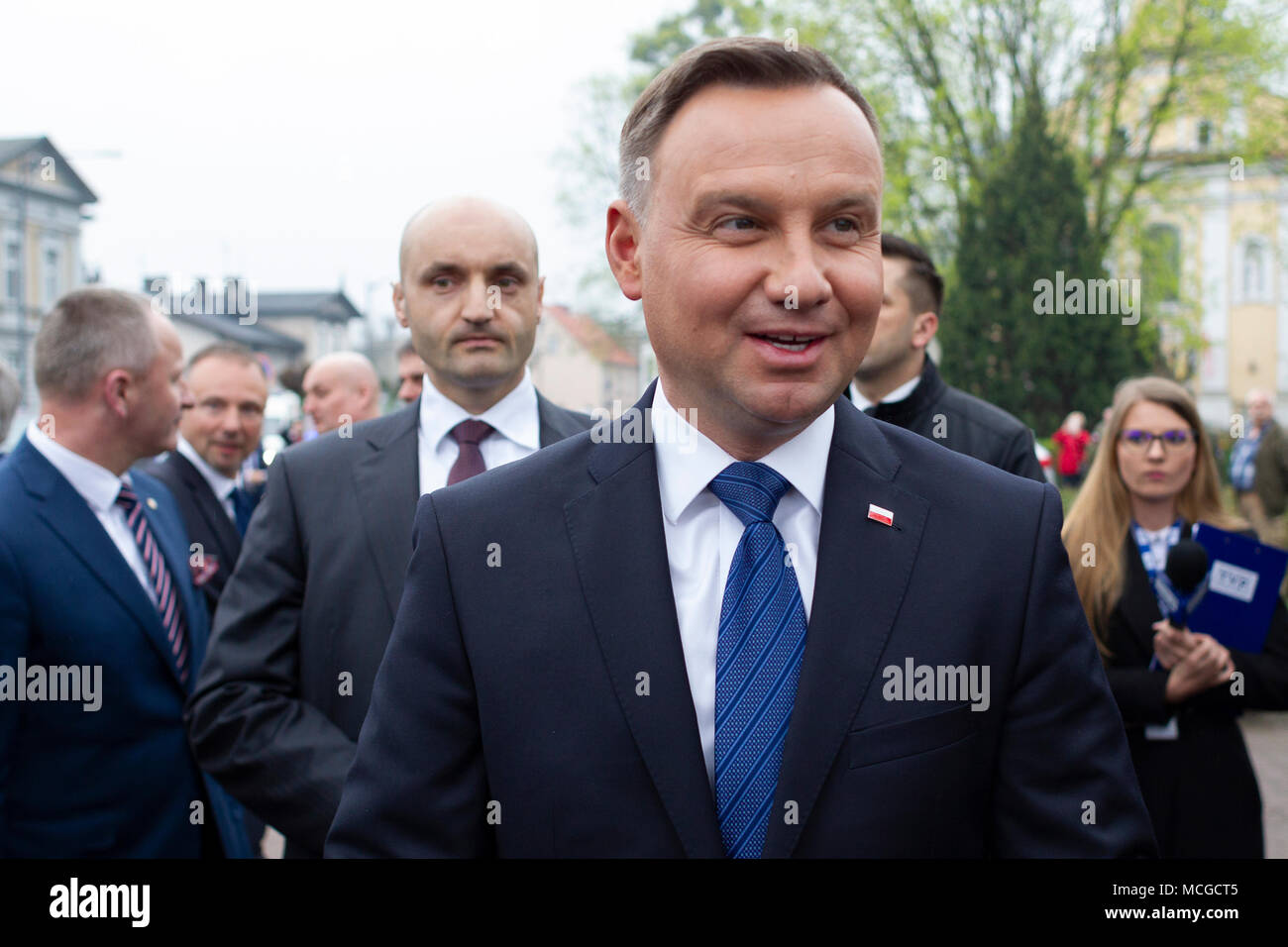 Szamotuly, Polen, 16. April 2018. Der Präsident der Republik Polen Andrzej Duda einen Kranz am Denkmal für die "grosspolnischen Aufständischen auf der 60. Jahrestag der Kampf für nationale Unabhängigkeit". Der Präsident der Republik Polen traf auch mit den Bewohnern von szamotuly. Credit: Slawomir Kowalewski/Alamy leben Nachrichten Stockfoto