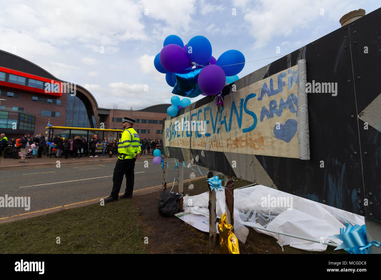 Alder Hey Hospital, Liverpool, Großbritannien. 16 Apr, 2018. Die Befürworter der "Alfie's Army', außerhalb Alder Hey Krankenhaus versammelten sich am Nachmittag in Unterstützung der zerstörten Eltern von Alfie Evans, die ihre neuesten gesetzlichen Schlacht ihre todkranken Sohn nach Italien für die Behandlung zu nehmen, verloren haben. Credit: ken Biggs/Alamy leben Nachrichten Stockfoto