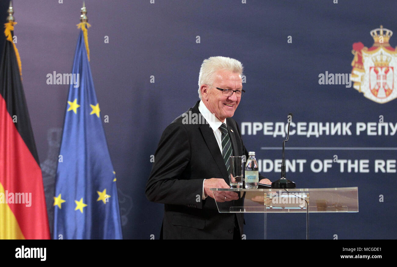 16 April 2018, Serbien, Belgrad: Winfried Kretschmann (Bündnis 90/Die Grünen, der baden-wuerttembergische Ministerpraesident und gab eine Pressekonferenz mit Aleksandar Vucic (nicht abgebildet), Präsident von Serbien. Kretschmann wird Serbien, Kroatien und Bosnien und Herzegowina bis zum 20. April. Der Zweck der Begehung zu Krawatten, weitere Kooperationen stärken und sprechen Sie mit Nicht-EU-Ländern über ihre Mitgliedschaft Perspektiven. Foto: Dragan Stankovic/dpa Stockfoto