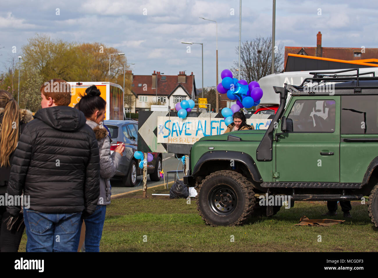 Alder Hey Hospital, Liverpool, Großbritannien. 16 Apr, 2018. Die Befürworter der "Alfie's Army', außerhalb Alder Hey Krankenhaus versammelten sich am Nachmittag in Unterstützung der zerstörten Eltern von Alfie Evans, die ihre neuesten gesetzlichen Schlacht ihre todkranken Sohn nach Italien für die Behandlung zu nehmen, verloren haben. Credit: ken Biggs/Alamy leben Nachrichten Stockfoto