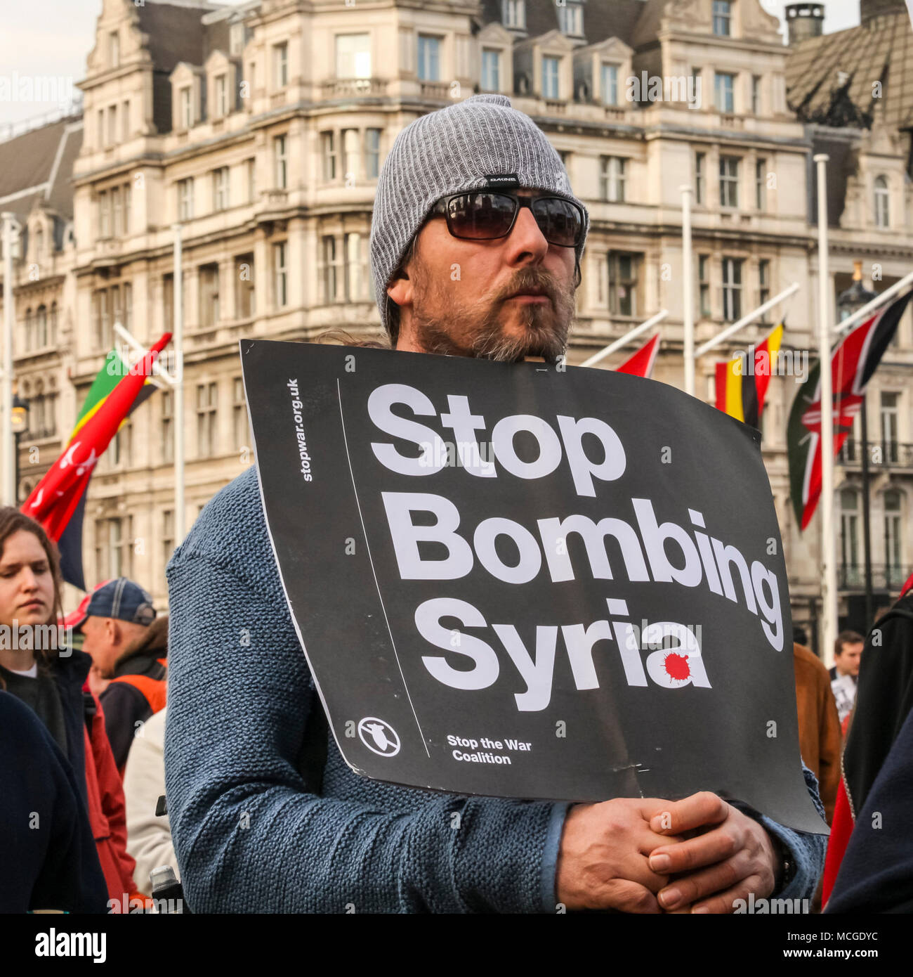 Westminster, London, Großbritannien. 16. April 2018. Menschen Rally bei einem Protest durch die Stoppt den Krieg Koalition gegen Luftangriffe in Syrien organisiert. "Der Ansturm in den Krieg: Keine Bombe Syrien" durch mehrere hundert Menschen in Parliament Square besucht, mit Gastredner einschließlich Bruce Kent, CND-Vizepräsident und Musiker Brian Eno. Credit: Imageplotter Nachrichten und Sport/Alamy leben Nachrichten Stockfoto