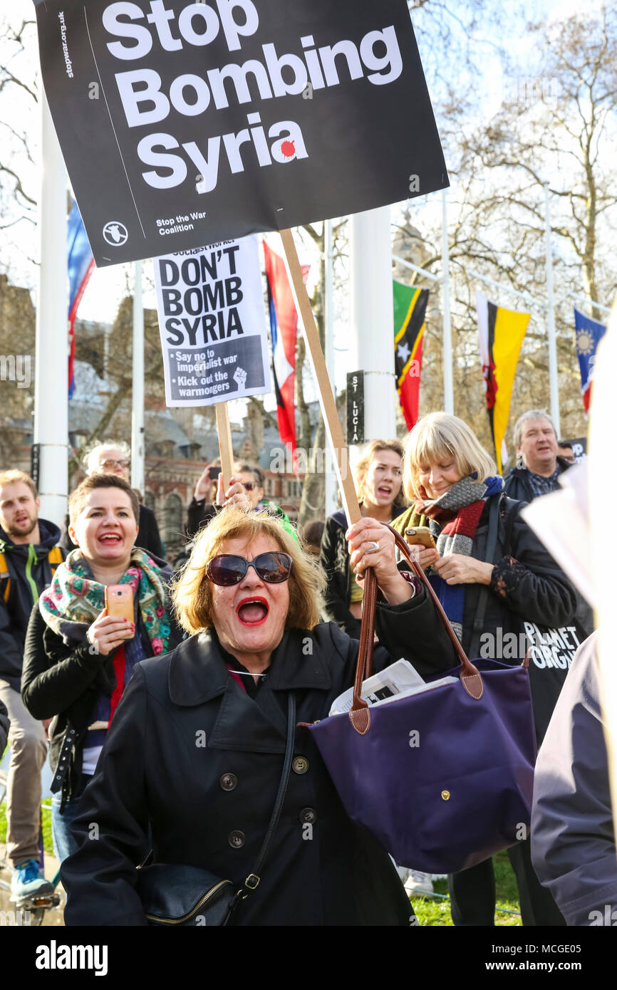 Westminster, London, Großbritannien. 16. April 2018. Menschen Rally bei einem Protest durch die Stoppt den Krieg Koalition gegen Luftangriffe in Syrien organisiert. "Der Ansturm in den Krieg: Keine Bombe Syrien" durch mehrere hundert Menschen in Parliament Square besucht, mit Gastredner einschließlich Bruce Kent, CND-Vizepräsident und Musiker Brian Eno. Credit: Imageplotter Nachrichten und Sport/Alamy leben Nachrichten Stockfoto