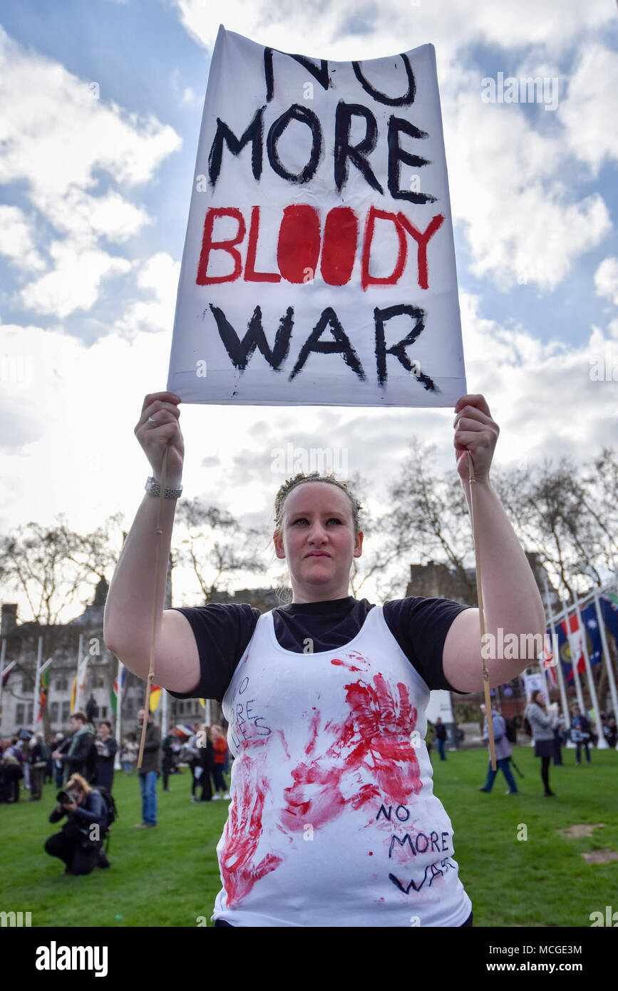 London, Großbritannien. 16. April 2018. Eine Frau mit einem Schild während einer Demonstration im Parlament, der Stoppt den Krieg Koalition organisiert, in Reaktion auf den Abwurf von Bomben auf Syrische chemische Waffen, die von Großbritannien, den USA und Frankreich am 14. April. Credit: Stephen Chung/Alamy leben Nachrichten Stockfoto