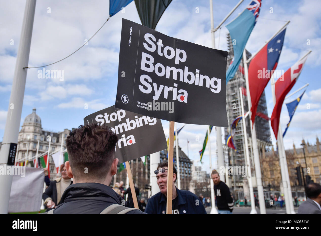 London, Großbritannien. 16. April 2018. Die demonstranten an einer Demonstration in Parliament Square, Stoppt den Krieg Koalition organisiert, in Reaktion auf den Abwurf von Bomben auf Syrische chemische Waffen, die von Großbritannien, den USA und Frankreich am 14. April. Credit: Stephen Chung/Alamy leben Nachrichten Stockfoto