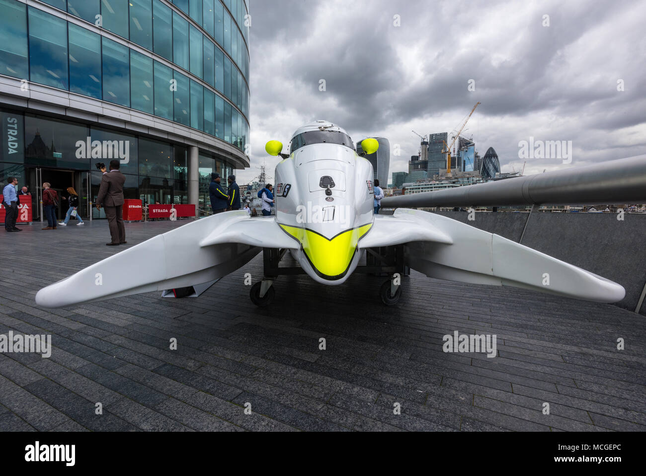 London Bridge, Großbritannien. 16 Apr, 2018. Die Steuereinheit UIM F1 H2O start Feier team China Motorboot auf der London Bridge City im Vorfeld der Motorboot Grand Prix Racing an der London Royal Docks im Juni 2018 als Teil der Welt im Jahr Grand Prix Serie statt. Quelle: Steve Hawkins Fotografie/Alamy leben Nachrichten Stockfoto