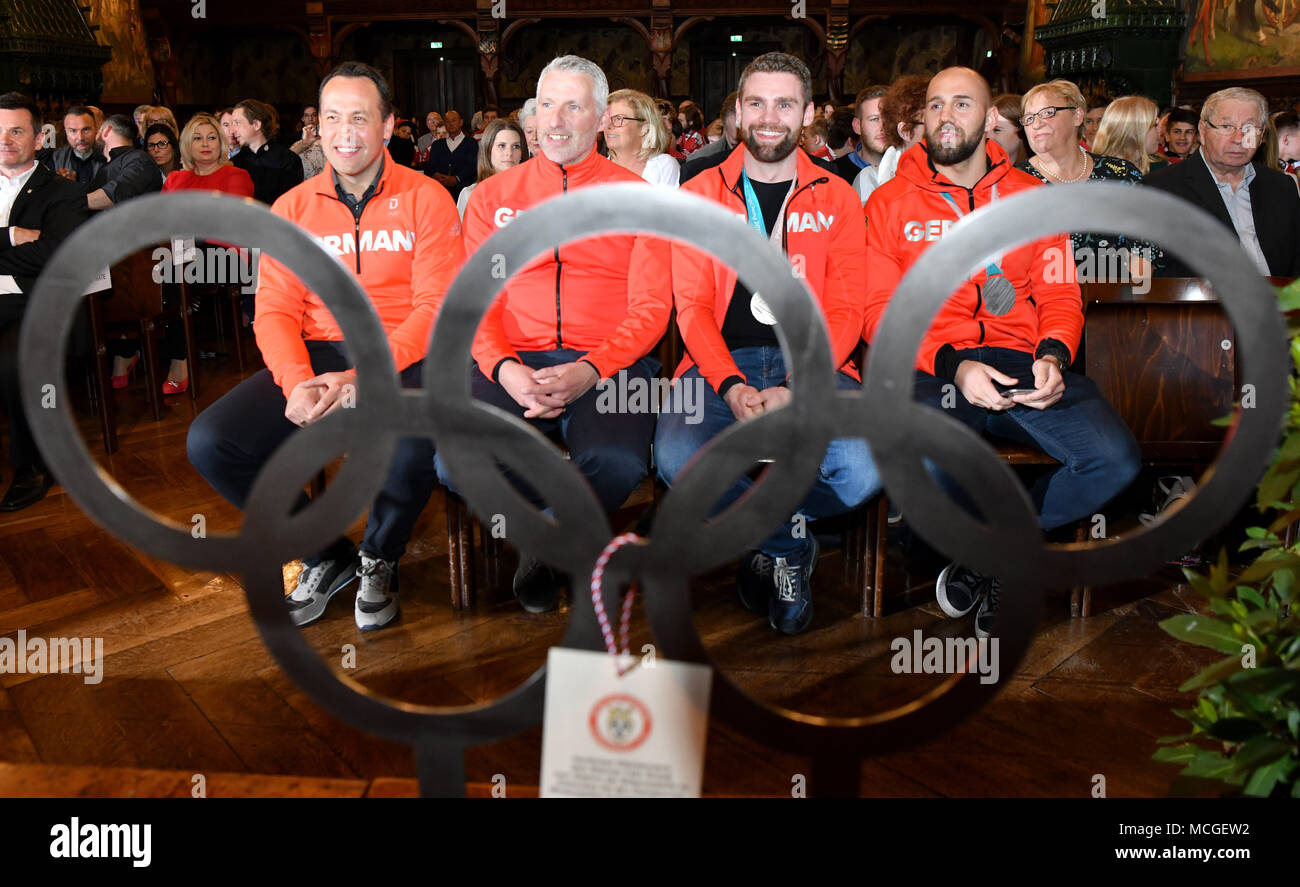 16 April 2018, Deutschland, Landshut: Marco Sturm (L-R), Eishockey Nationaltrainer, Christian Kuenast, Assistant Coach, Gerrit Fauser, Eishockey Stürmer, und Felix Schütz, Eishockey Stürmer, an die Landshuter Rathaus, die Hommage gewidmet für den Gewinn der Silbermedaille im Winter Spiele in Korea. Foto: Peter Kneffel/dpa Stockfoto