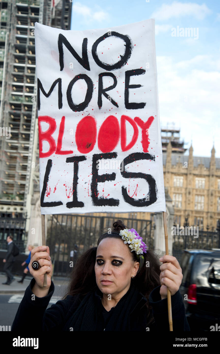 London, Großbritannien. 16. April 2018. Protest in Parliament Square, Westminster, London gegen die Bombardierung von Syrien durch Stoppt den Krieg als Premierminister Theresa genannt verteidigte ihre Entscheidung, die Vereinigten Staaten und Frankreich ohne Erinnerung an das Parlament zu verbinden. Hält eine Frau ein Banner mit der Aufschrift "Nicht mehr blutig Lügen', mit dem House of Commons im Hintergrund. Credit: Jenny Matthews/Alamy leben Nachrichten Stockfoto