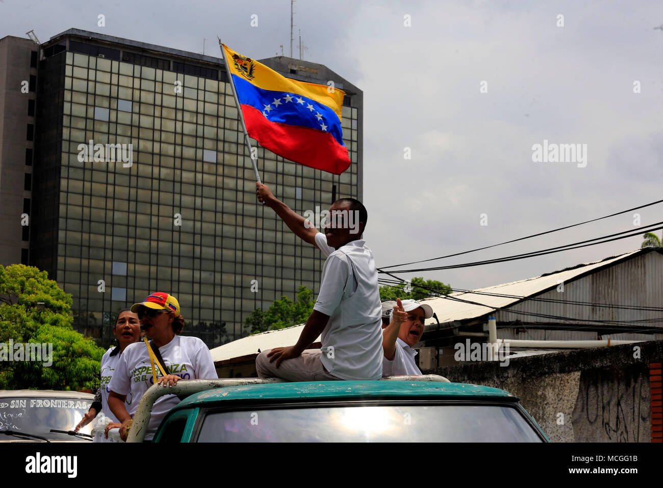 Valencia, Carabobo, Venezuela. 16 Apr, 2018. April 16, 2018. Anhänger der evangelischen Pastor der ''Evangelium'' und Präsidentschaftskandidat der Partei'' Hoffnung auf Veränderung'' Javier Bertucci (nicht im Bild). Sie warten in der Eröffnungsfeier der Befehl Kampagne beteiligen, in Valencia, Carabobo Zustand. Foto: Juan Carlos Hernandez Credit: Juan Carlos Hernandez/ZUMA Draht/Alamy leben Nachrichten Stockfoto