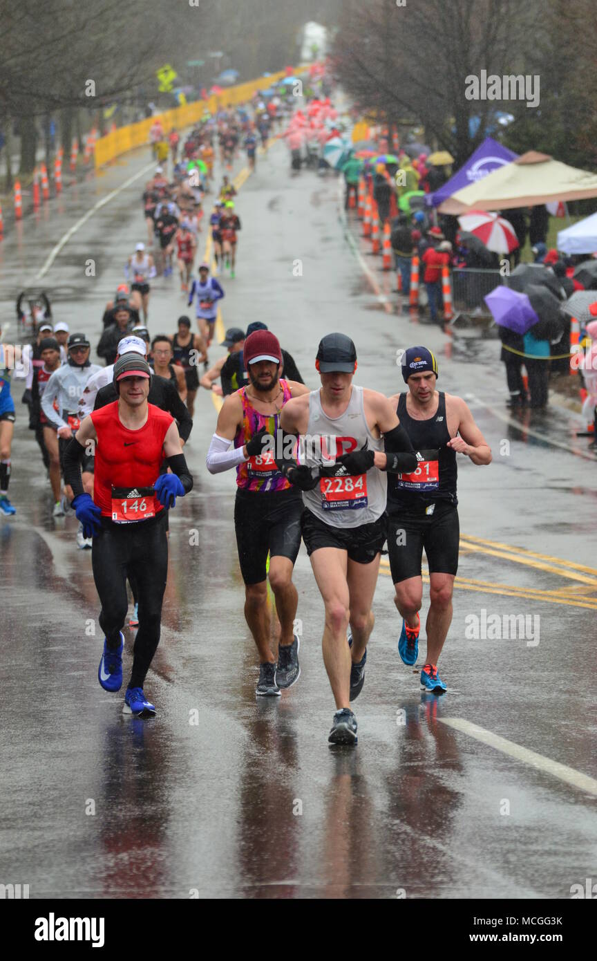 Newton, MA, USA April 16, Marathonläufer 2018 Angriff der stürmischen Wetter und die anstrengenden bergauf von Heartbreak Hill den Boston Marathon Credit: James Kirkikis/Alamy Leben Nachrichten abzuschließen Stockfoto