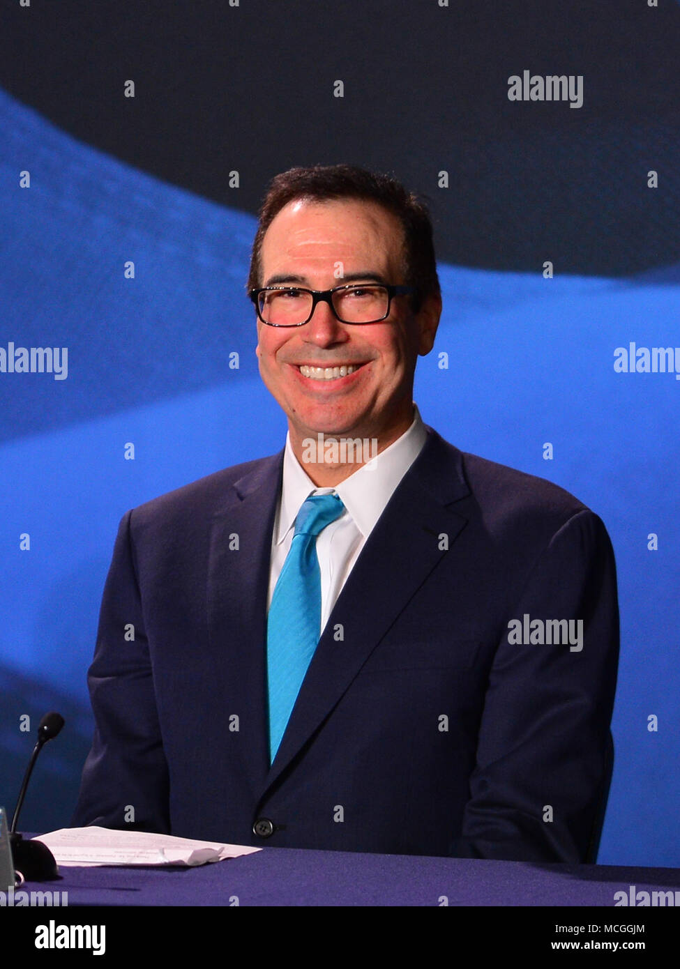 Hialeah, FL, USA. 16 Apr, 2018. Sec. Der Schatz Steven Mnuchin Teil in ein Rundtischgespräch zu Steuersenkungen Reform für Florida kleiner Unternehmen auf Bucky Dent Park Gymnasium am 16. April in Hialeah, Florida 2018. Quelle: MPI 10/Media Punch/Alamy leben Nachrichten Stockfoto