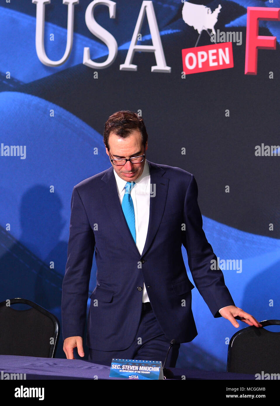 Hialeah, FL, USA. 16 Apr, 2018. Sec. Der Schatz Steven Mnuchin Teil in ein Rundtischgespräch zu Steuersenkungen Reform für Florida kleiner Unternehmen auf Bucky Dent Park Gymnasium am 16. April in Hialeah, Florida 2018. Quelle: MPI 10/Media Punch/Alamy leben Nachrichten Stockfoto