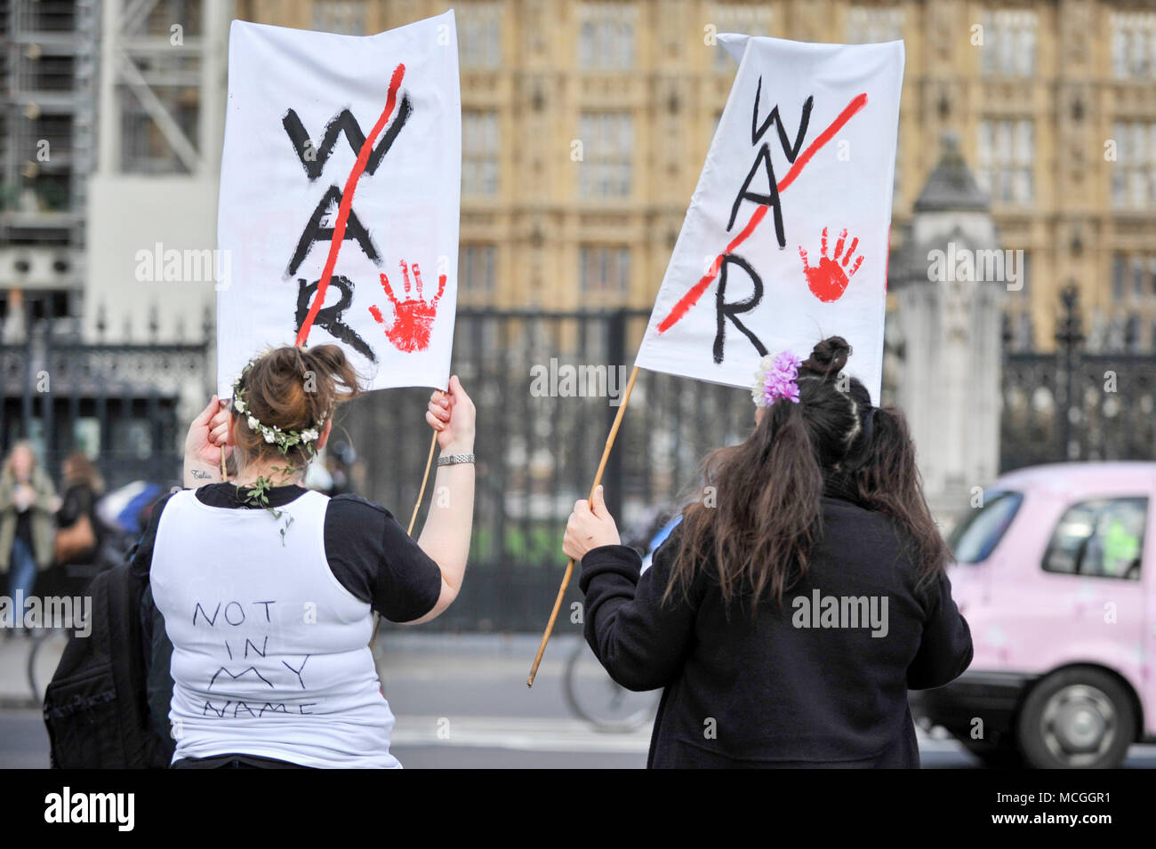 London, Großbritannien. 16 Apr, 2018. Die Demonstranten halten Schilder während eines Protestes durch die Stoppt den Krieg Koalition, Parliament Square in London, Großbritannien, 16. April 2018 organisiert. Credit: Stephen Chung/Xinhua/Alamy leben Nachrichten Stockfoto