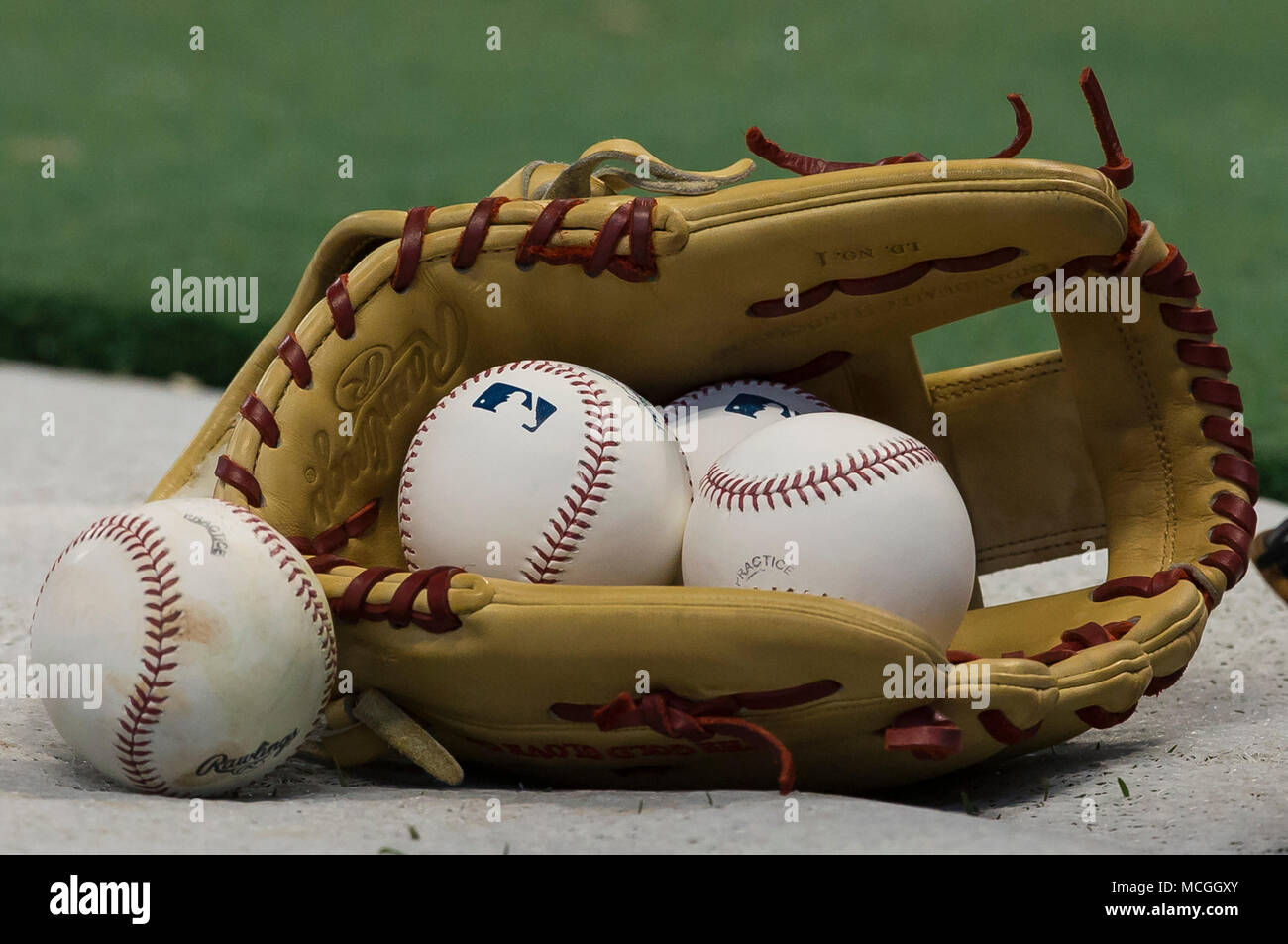 Milwaukee, WI, USA. 16 Apr, 2018. Ein Rawling Handschuh liegt außerhalb der Batting Cage mit Major League Baseball, die vor dem Start der Major League Baseball Spiel zwischen den Milwaukee Brewers und die Cincinnati Reds am Miller Park in Milwaukee, WI. John Fisher/CSM/Alamy leben Nachrichten Stockfoto