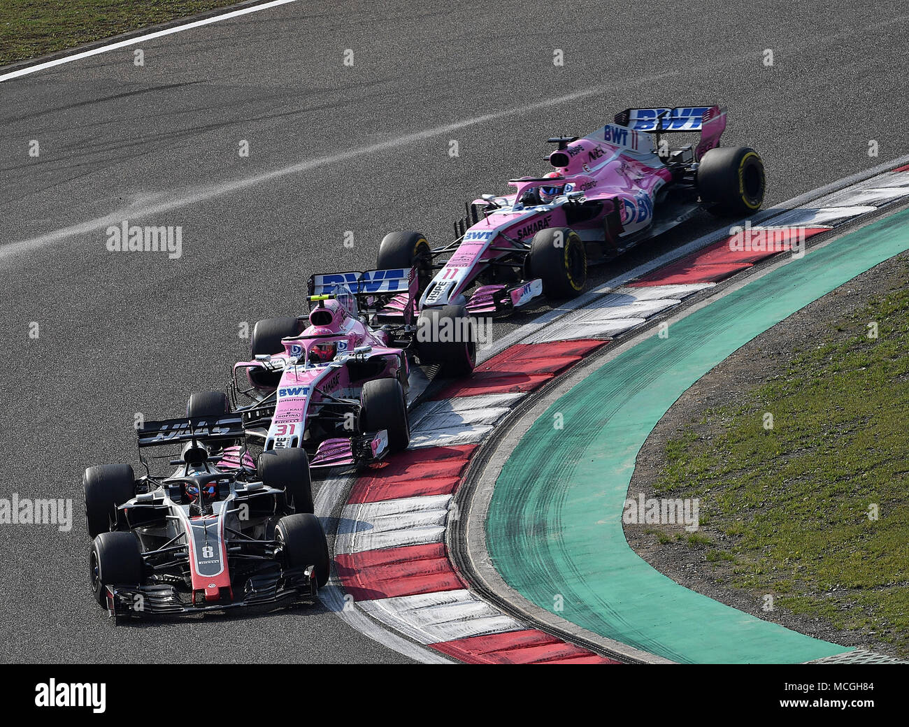 15.04.2018, Audi Shanghai International Circuit, Shanghai, 2018 Formel 1 HEINEKEN CHINESE GRAND PRIX, 12.04. - 15.04.2018 im Bild Romain Grosjean (FRA #8), Haas F1 Team, Esteban Ocon (FRA, 31), Sahara Force India Formula One Team, Sergio Perez (MEX #11), Sahara Force India F1 Team Foto: Cronos/Hasan Bratic Stockfoto