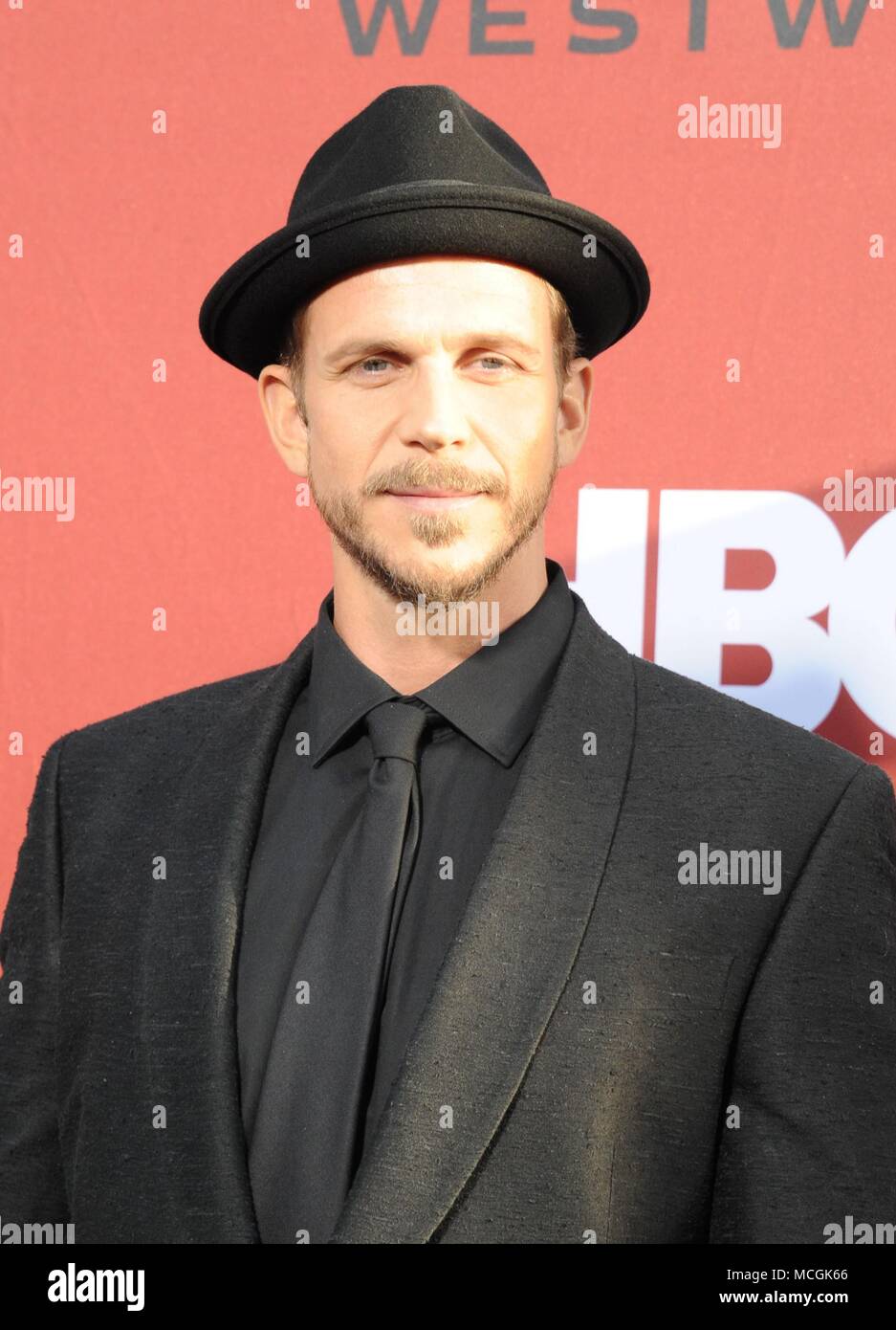 Gustaf Skarsgard in der Ankunftshalle für HBO WESTWORLD zweite Staffel