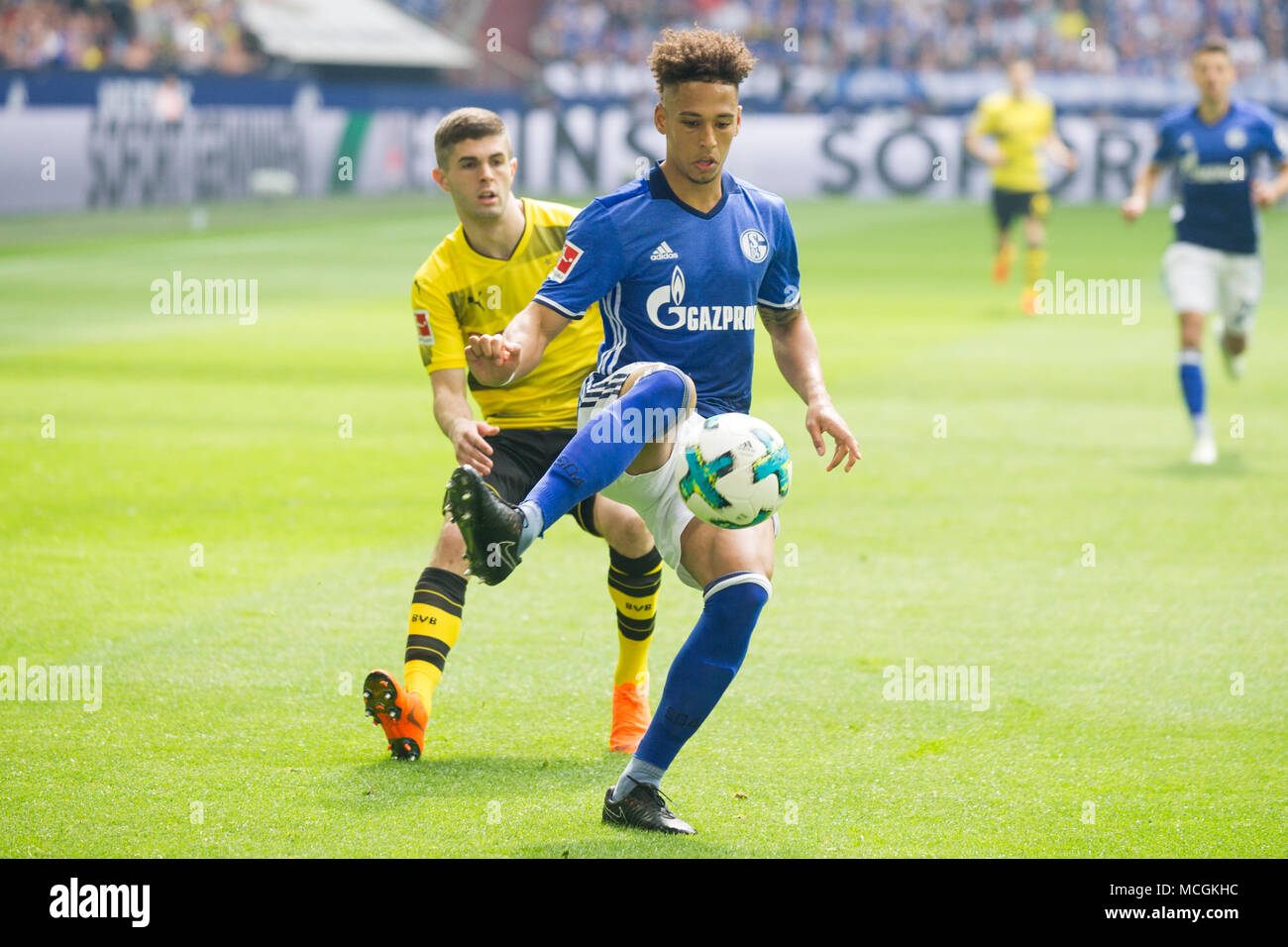 Gelsenkirchen, Deutschland. 15 Apr, 2018. Christian PULISIC (links, DO) versus Thilo KEHRER (GE), Aktion, Duellen, Fußball 1. Fussballbundesliga, 30. Spieltag, FC Schalke 04 (GE) - Borussia Dortmund (DO), am 15.04.2017 in Gelsenkirchen. | Verwendung der weltweiten Kredit: dpa/Alamy leben Nachrichten Stockfoto