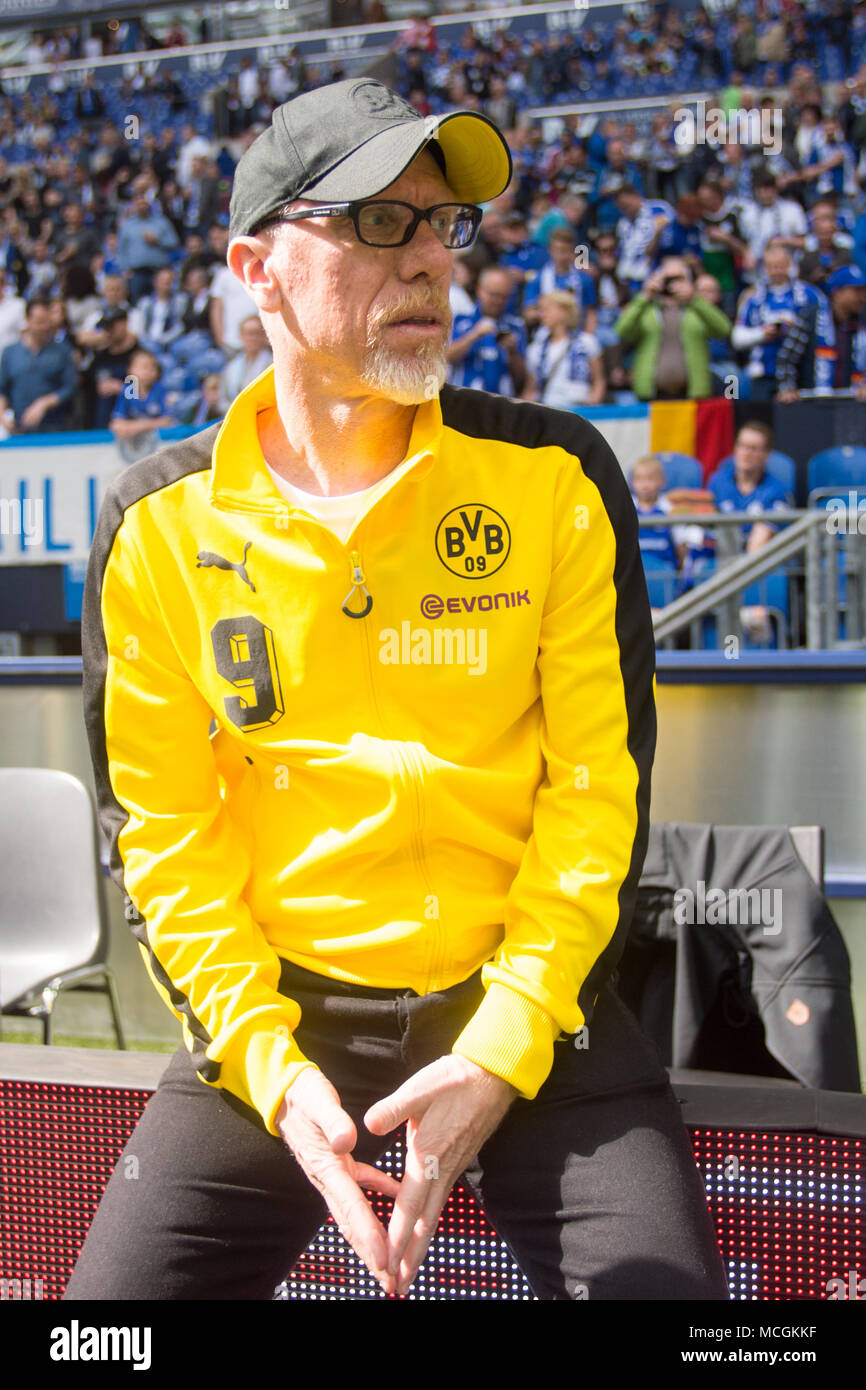 Gelsenkirchen, Deutschland. 15 Apr, 2018. Peter STOEGER (Stoger, Trainer) wartet auf ein TV-Interview vor dem Spiel, halb Bild, halb Abbildung, Hochformat, Fußball 1. Fussballbundesliga, 30. Spieltag, FC Schalke 04 (GE) - Borussia Dortmund (DO) 2:0, am 15.04.2017 in Gelsenkirchen. | Verwendung der weltweiten Kredit: dpa/Alamy leben Nachrichten Stockfoto