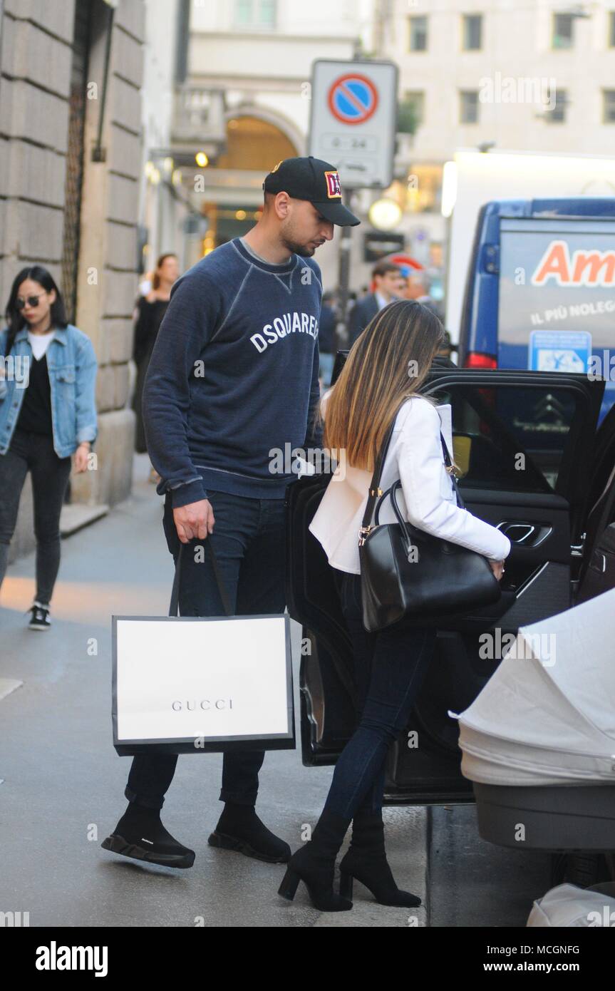 Keine Besondere Gebuhr Gianluigi Donnarumma Und Freundin Alessia Elefante Einkaufen Bei Gucci In Der Via Montenapoleone Stockfotografie Alamy