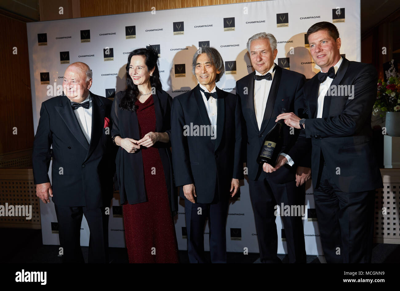 16 April 2018, Hamburg, Deutschland: Günter Schoeneis, Gründer des Preises und Mitglied (L-R), Musikkritiker Julia Spinola, Preisträger Kent Nagano, Moderator und ehemaliger Bürgermeister von Berlin, Klaus Wowereit, und Christian Josephi, Host und Vertreter des Comité Champagne in Deutschland und Mitglied des Ständigen auf der Bühne im Hotel Louis C. Jacob in Hamburg-Nienstedten während der Champagner Lebensfreude Preisverleihung. Der diesjährige Preisträger ist der Generalmusikdirektor der Hamburgischen Staatsoper sowie das Orchestre Symphonique de Montréal. Foto: Georg Wendt/dpa Stockfoto