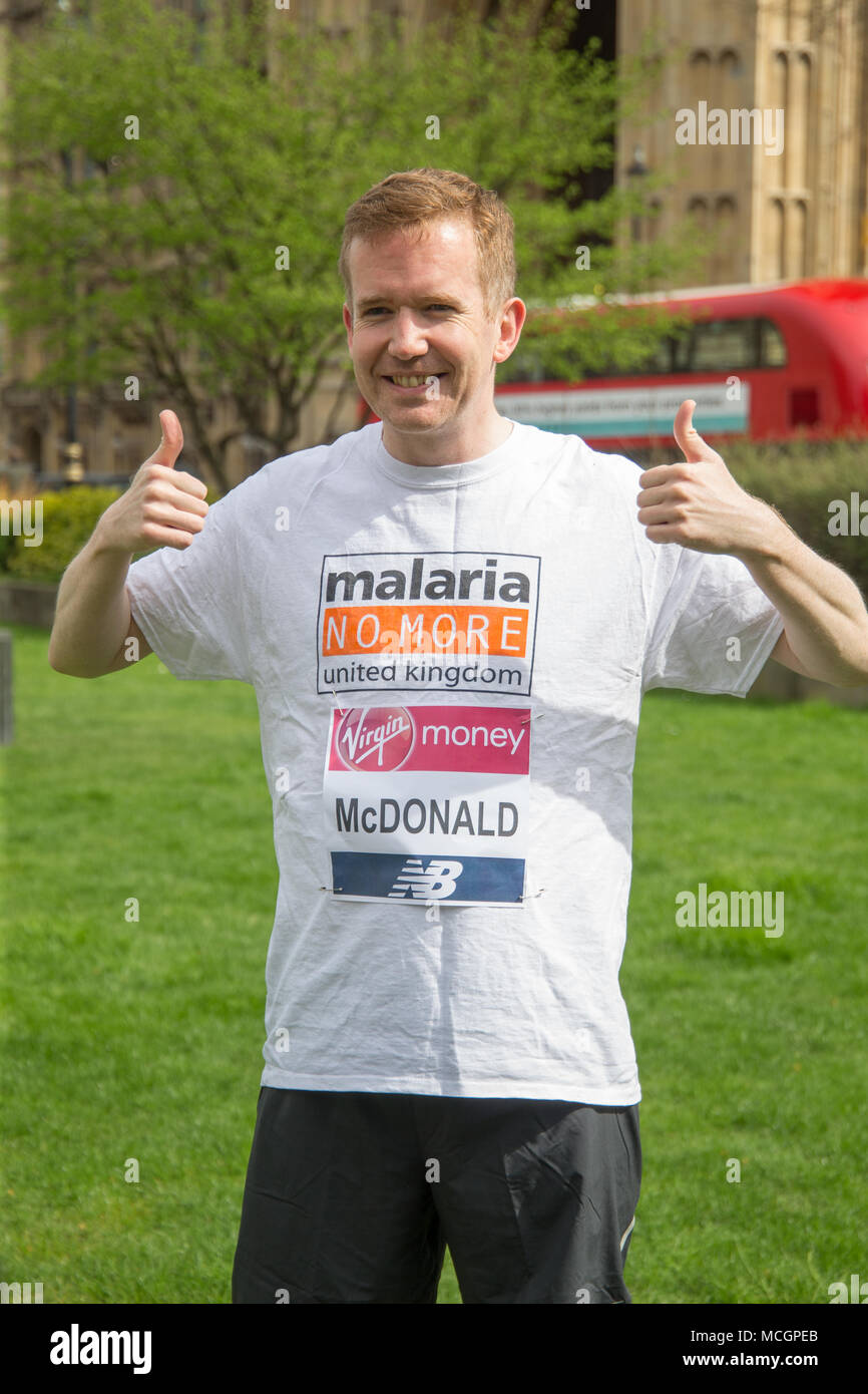 London, UK, 17. April 2018 eine Aufzeichnung 17 MPs nimmt auf die 2018 Virgin Money London Marathon. Sie versammelten sich im laufenden Satz auf College Green außerhalb der Häuser des Parlaments für ein Foto rufen Sie uns heute an. Sie sind Tom Pursglove,, Johnj Lamont, Alun Cairns, Rehman Chishti, Chris Grün, Caroline Johnson, James Morris, Leo Docherty, Alex Norris, Shabana Mahmood, Nic Dakin, Chris Evans, Jon Ashworth, Nick Smith, Jenny Chapman, Ruth Carbury, David Linden, Hannah und Bardell Styart Mcdonald, nicht alle von ihnen Leider zeigte @ Paul Quezada-Neiman/Alamy leben Nachrichten Stockfoto