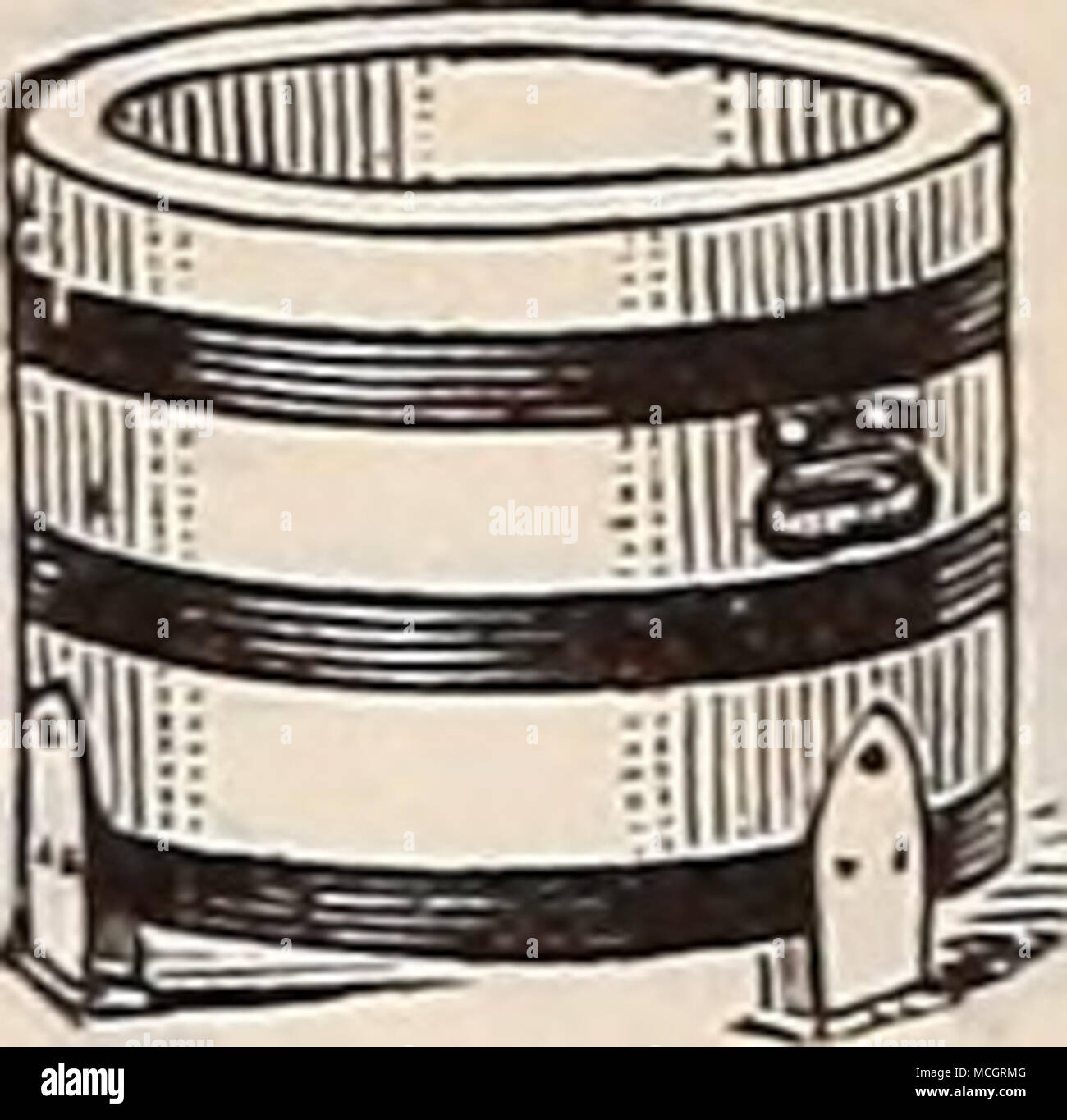 . Verbesserte White Cedar Tree Tuhs. Der weiße Zedern gemacht und mit Extra Heavy Iron hoops gebunden. Fallgriffe spezieller Muster, wie Bänder, für die Polen. Kräftigen eisernen Beine von Original Design. Abnehmbare perforierte Böden. Grün lackiert. // "Gemalte Zinnoberrot, 10 Prozent hinzu. MACHIXE GEMACHT. Außerhalb Länge der Stabkirche. 24 in $ 6,75 22 5,40 20 4,50 18 3,85 Durchm. 27 in. 25 in. 23 in. 21 in. 18 in. 16 in. 14 in. 13. 12 in. 16 14 12 11 10 3,15 2,60 2,25 210 1,85 H. tND. Außerhalb Nr. Durchm. 27 in. 25 in. 23 in. 21 in. 19 iin. 18 in. 16 J in. 15 in. 14 in. Länge der Stabkirche. 24. Stockfoto