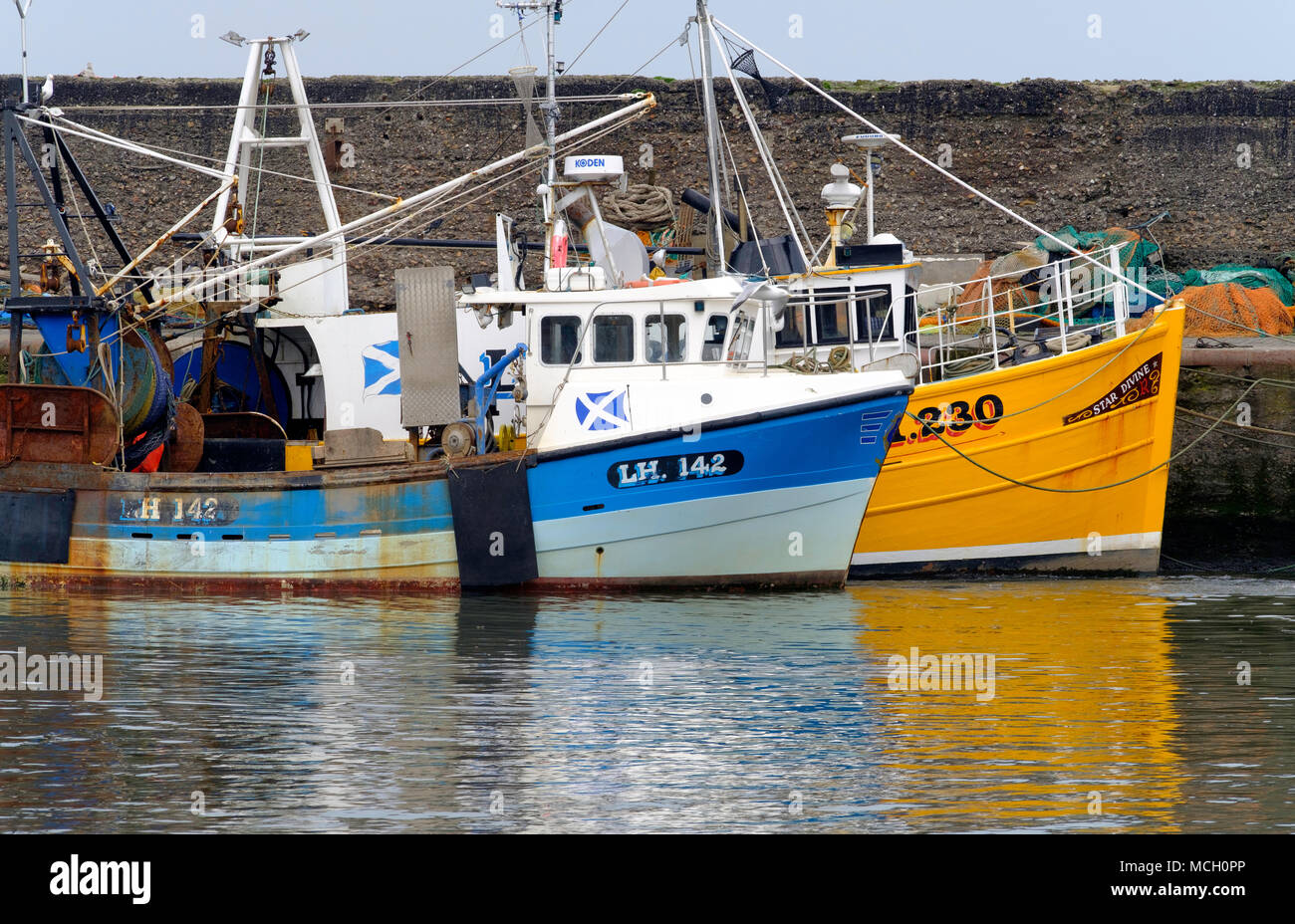 Blick auf die Fischerboote im Hafen von Port Seton auf Erhabene in East Lothian, Schottland, Großbritannien. Stockfoto