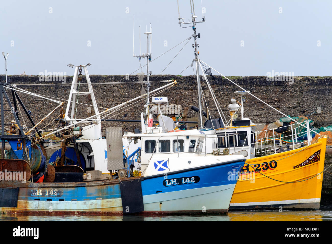 Blick auf die Fischerboote im Hafen von Port Seton auf Erhabene in East Lothian, Schottland, Großbritannien. Stockfoto