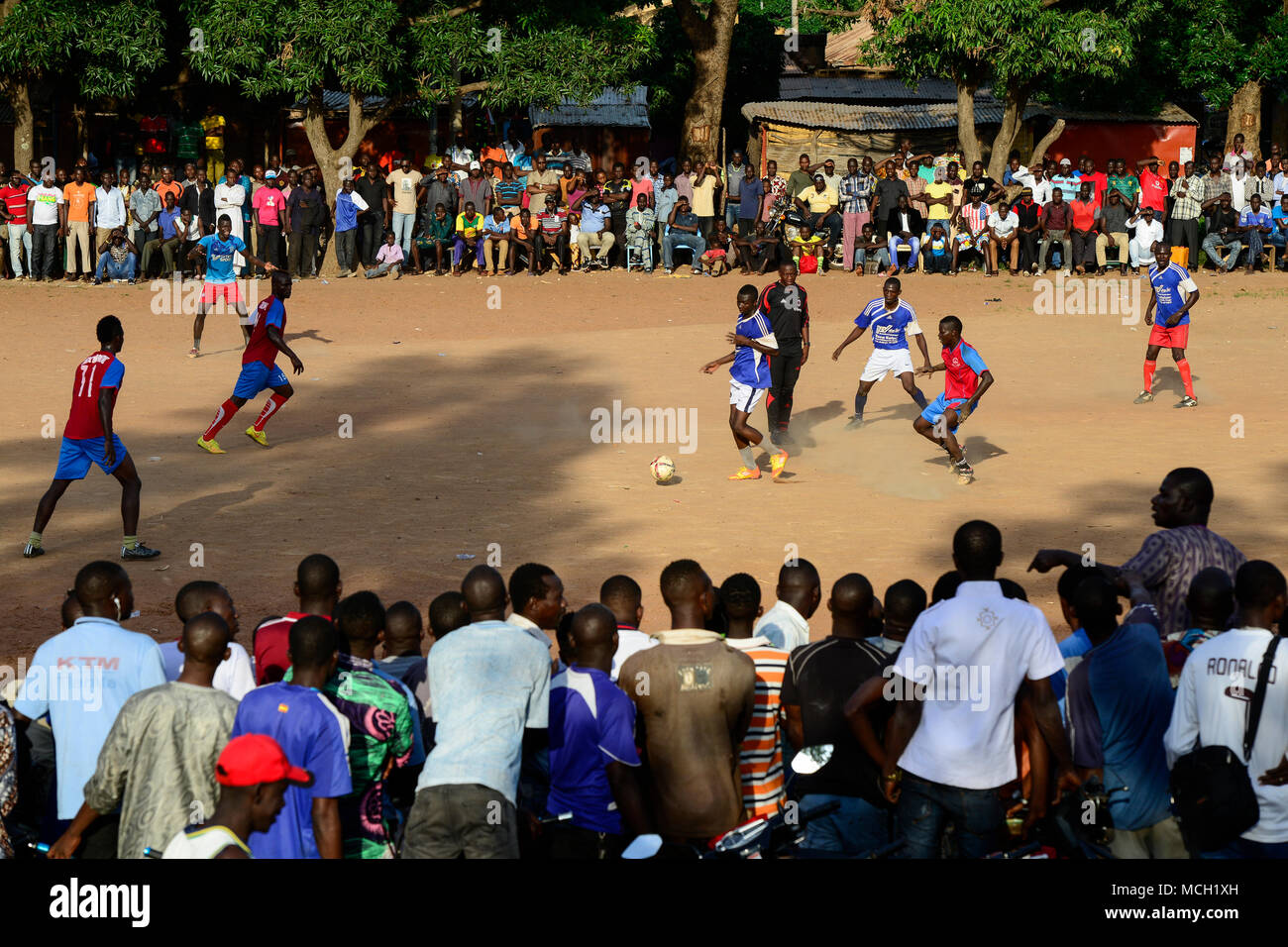 BURKINA FASO, Bobo Dioulasso, jungen Menschen ein Fußball-Match / Jugendliche beim Fussballspiel ansehen Stockfoto