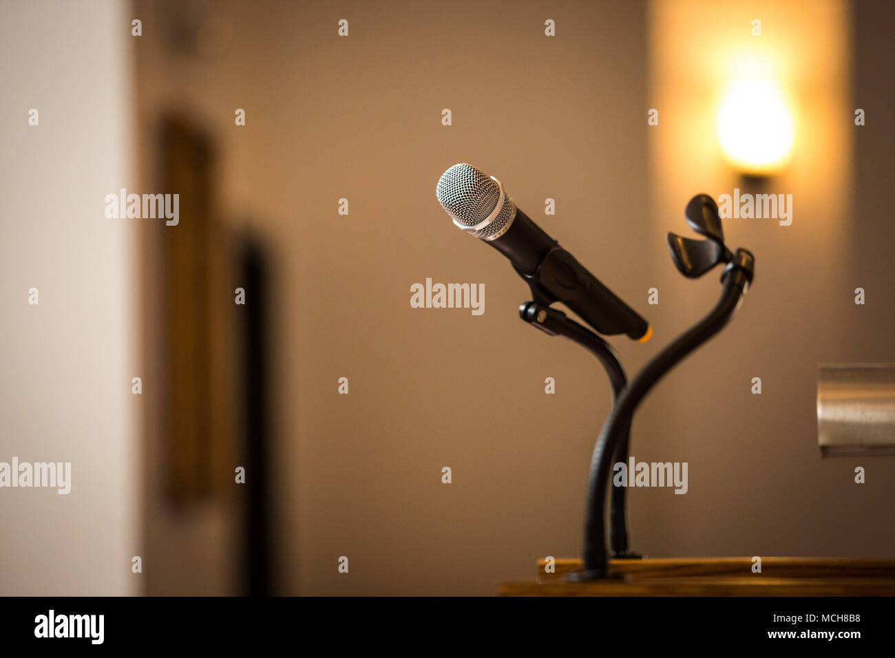 Zimmer Mikrofon isoliert auf einzelne Dunkle Stockfoto