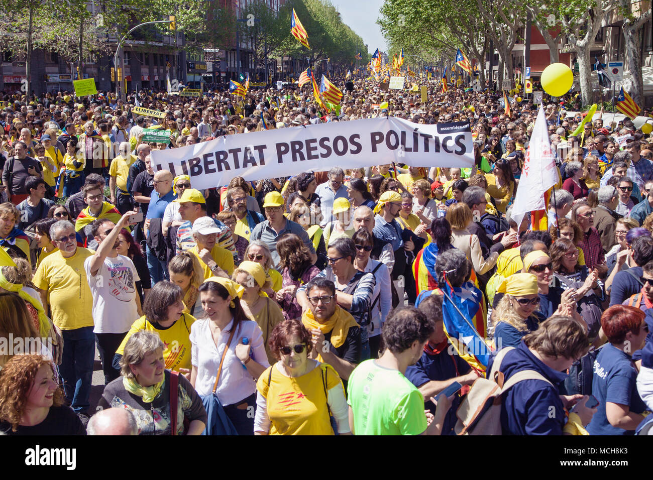 Barcelona, Spanien - 15 April, 2018: Massive Demonstration gegen die Inhaftierung der katalanischen Separatisten die Staats- und Regierungschefs am 15. April 2018 in Barcelona, Spanien. Stockfoto