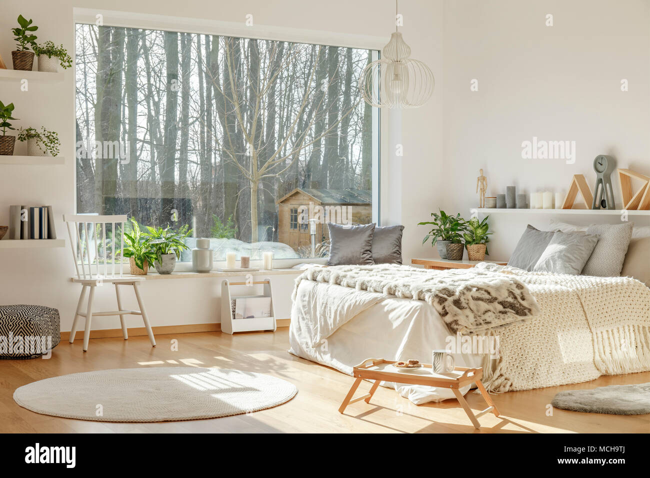 Schlafzimmer Innenraum mit schönen Blick aus dem Fenster, King-Size-Bett, Stuhl, Teppich und Ornamente Stockfoto