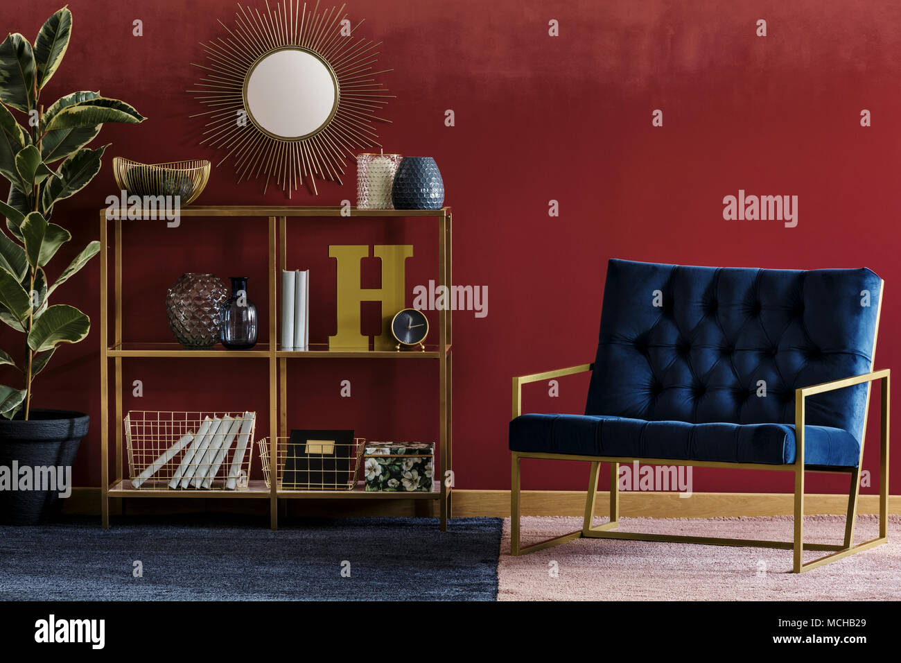 Golden Metall Regal Mit Buchern Und Dekor In Burgundy Room