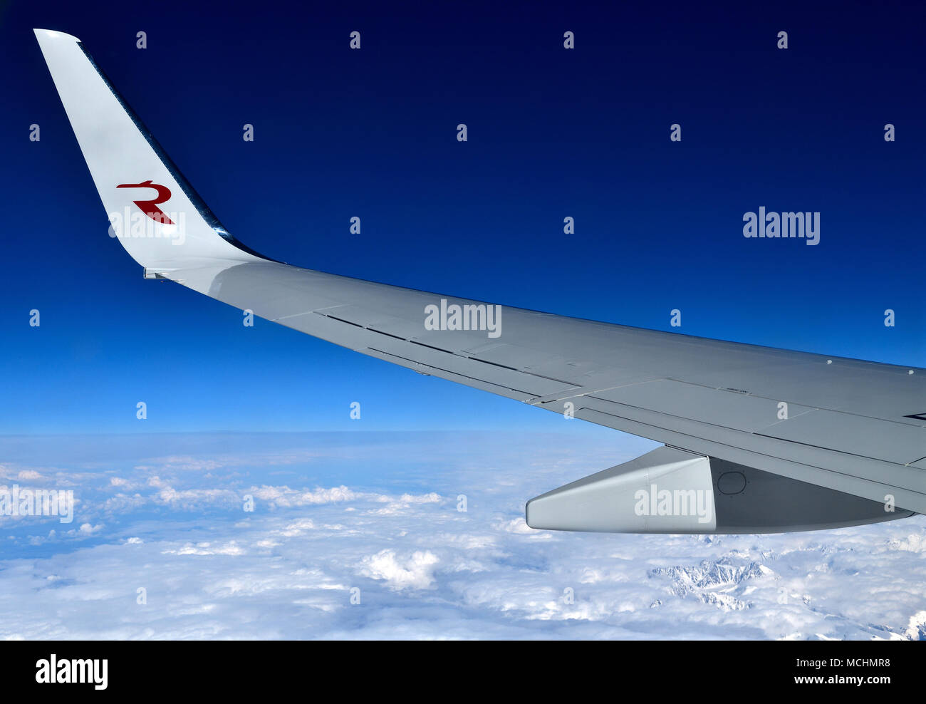 Moskau, Russland - April 4. 2018. Die Flügel der Fluggesellschaft Rossija im Flug Stockfoto