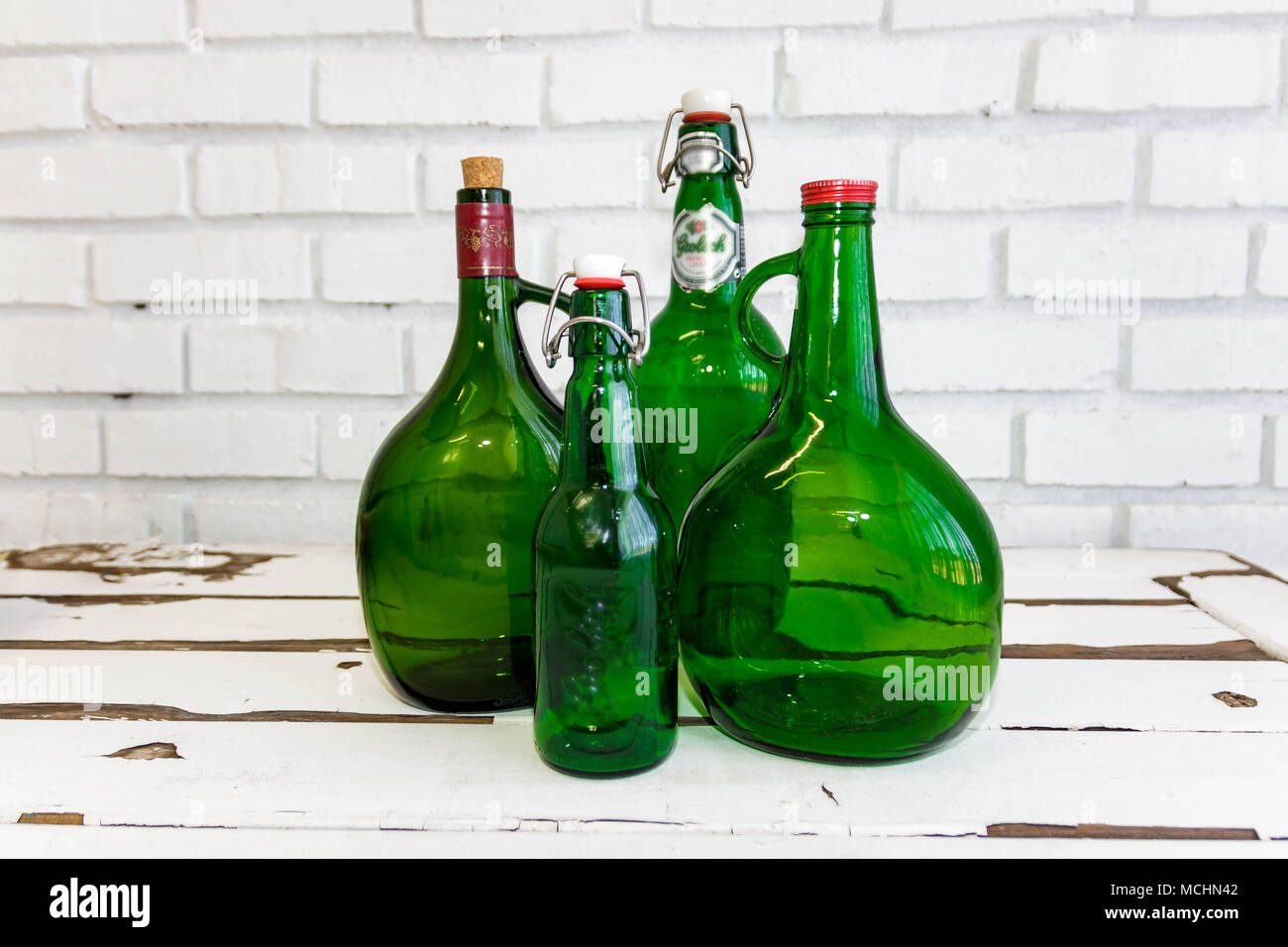 Vintage grünes Glas Flaschen auf einem alten weißen Tisch Stockfoto