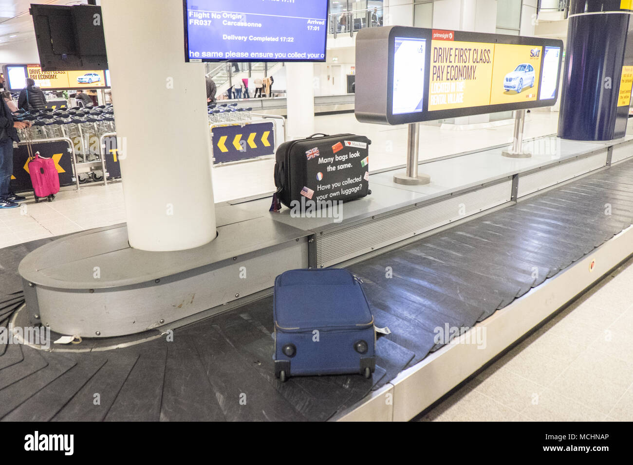 Single, Einsame, eins, Koffer, Gepäck, potenziell, verloren, auf, Karussell, Förderband, Riemen, Terminal, Manchester, Flughafen, Manchester, England, Großbritannien, GB, UK, Großbritannien, Europa Stockfoto