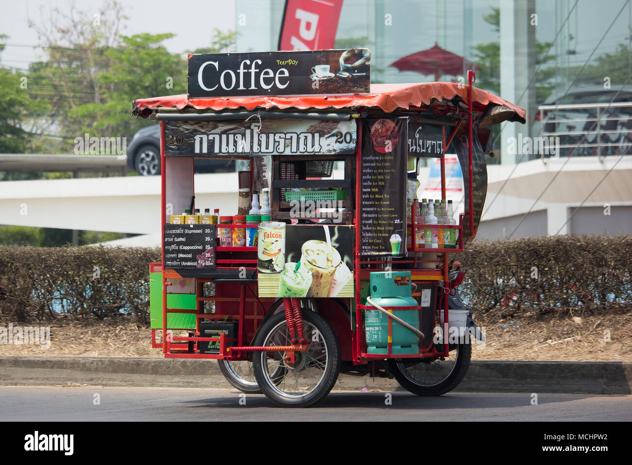 Chiang Mai Thailand 22 Marz 2018 Anbieter Von Kaffee Auf Einem Motorrad Foto An Der Strasse Nr 121 Ca 8 Km Von Der Innenstadt Von Chiang Mai Thailand Stockfotografie Alamy