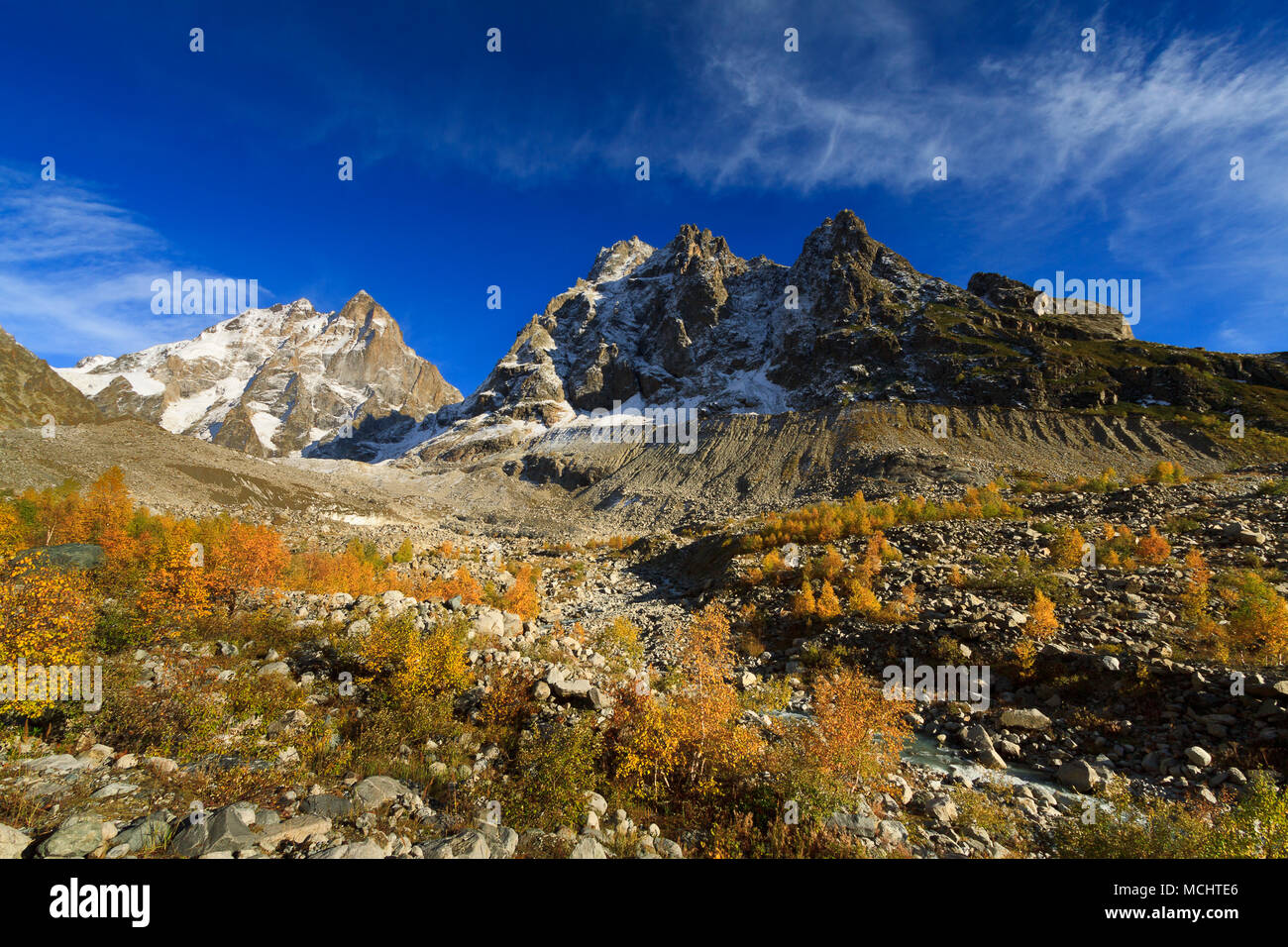 Goldener Herbst in den hohen Bergen. Auf dem Weg zum ushba Gletscher. Die größere Swanetien, Kaukasus, Georgien. Stockfoto