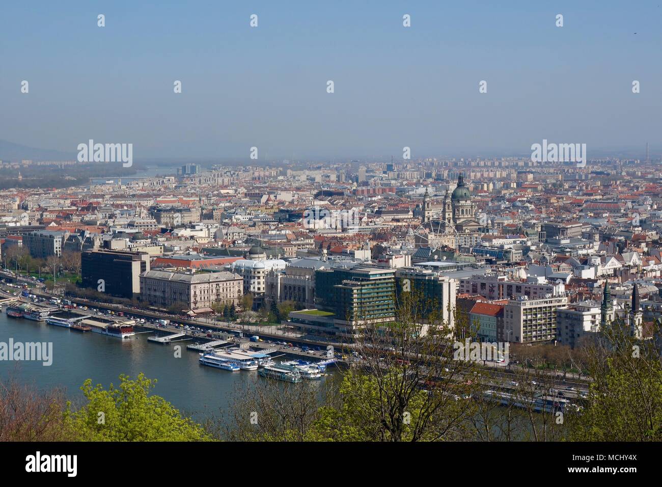 Die Donau auf einem heißen sonnigen Frühling in Budapest, Ungarn. April 2018. Stockfoto