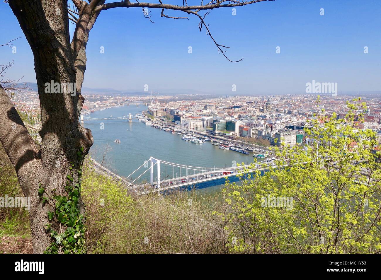 Die Donau auf einem heißen sonnigen Frühling in Budapest, Ungarn. April 2018. Stockfoto