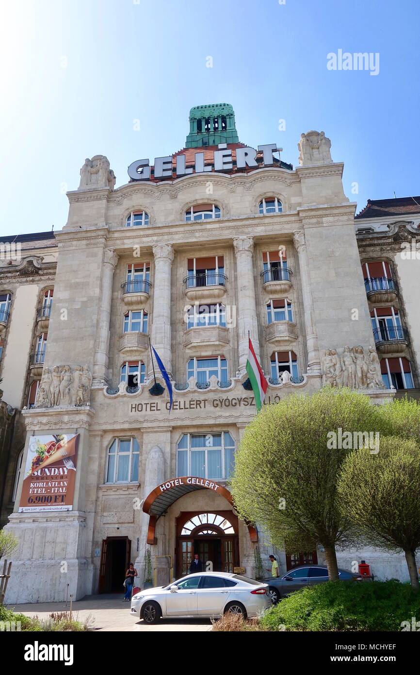 Die Vorderseite des Gellert Spa Hotel an einem heißen sonnigen Frühling in Budapest, Ungarn. April 2018. Stockfoto