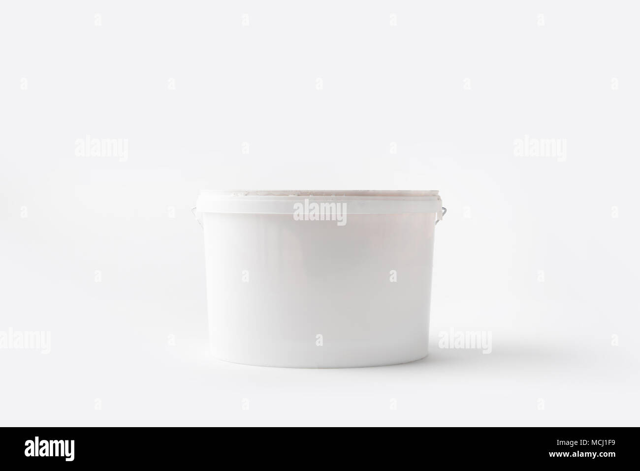Ein Kunststoff Eimer mit Farbe isoliert auf weißem Stockfoto