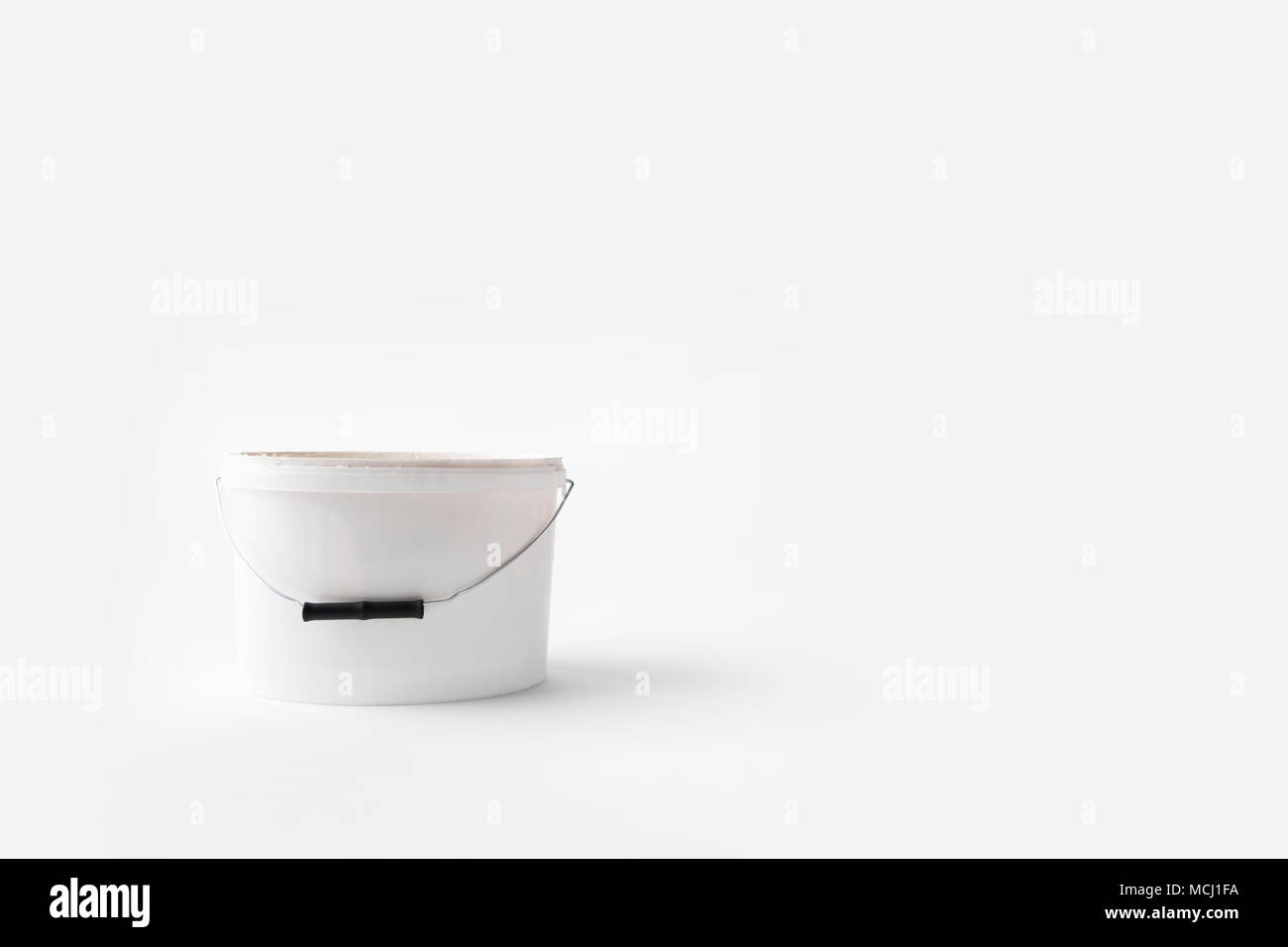 Ein Kunststoff Eimer mit Farbe isoliert auf weißem Stockfoto