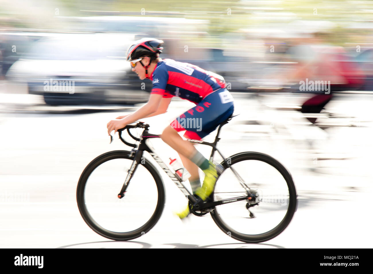 Belgrad, Serbien - 14. April 2018: Motion blur Panning erschossen Der junge Radrennfahrer in der Tour der Kinder Fahrrad Rennen für junge Männer unter 17. Stockfoto