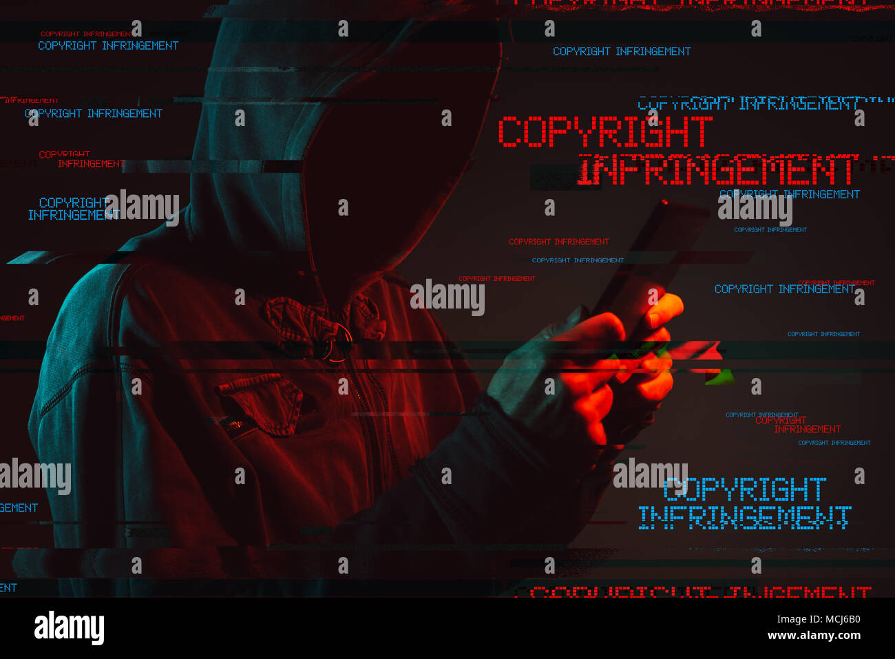 Strafrechtliche Verstöße gegen das Urheberrecht Konzept mit gesichtslosen Hooded männliche Person, Low Key rot und blau beleuchtete Bild und digitale glitch Wirkung Stockfoto