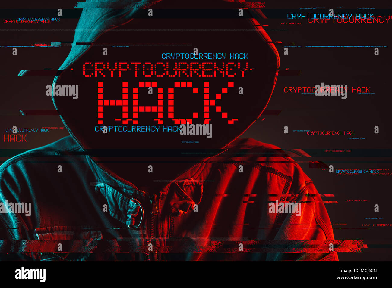 Cryptocurrency Konzept hack mit gesichtslosen Hooded männliche Person, Low Key rot und blau beleuchtete Bild und digitale glitch Wirkung Stockfoto