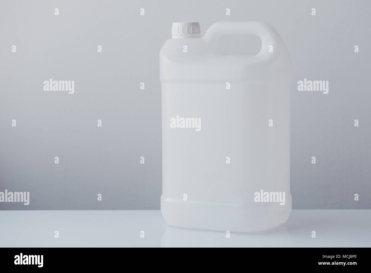 Weißer Kunststoff Kanister Kanister für chemische Flüssigkeiten, leer unbeschriftete Fläche als Kopie Raum Stockfoto