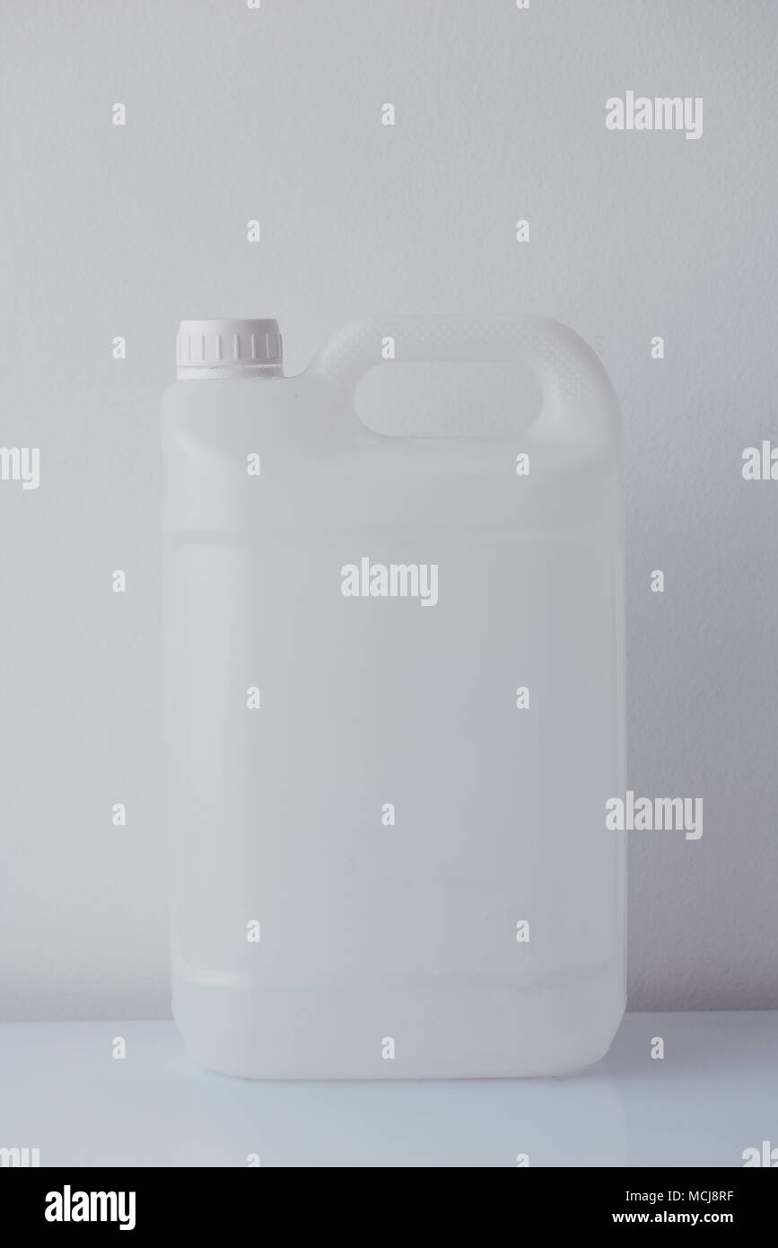 Weißer Kunststoff Kanister Kanister für chemische Flüssigkeiten, leer unbeschriftete Fläche als Kopie Raum Stockfoto