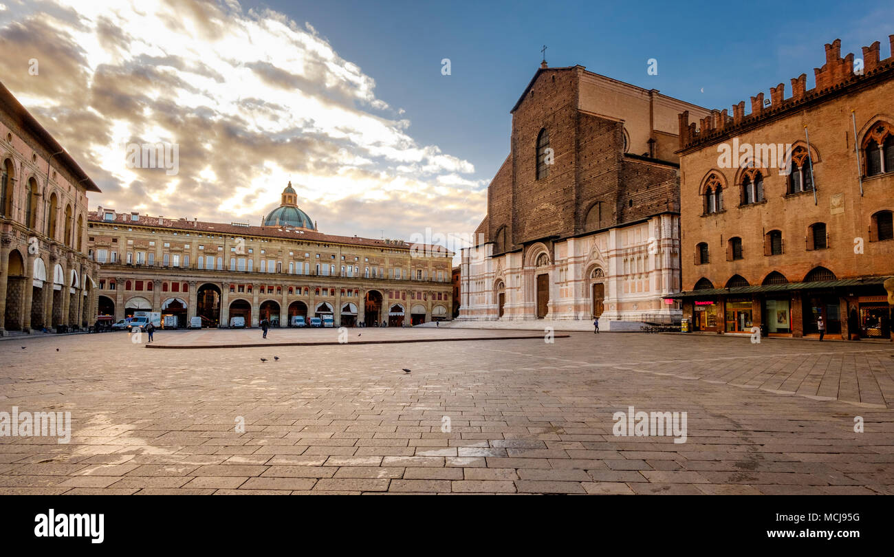 Allgemeine Ansicht der Piazza Maggiore wie Dawn Breaks, Bologna, Italien Stockfoto